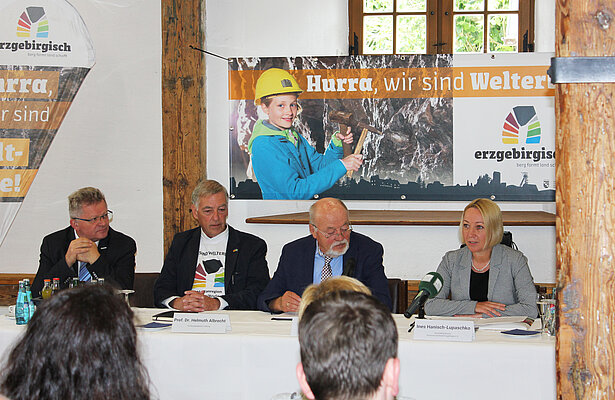 von links nach rechts im Bild: Matthias Lißke, Prof. Dr. Helmuth Albrecht, Volker Uhlig, Ines Hanisch-Lupaschko